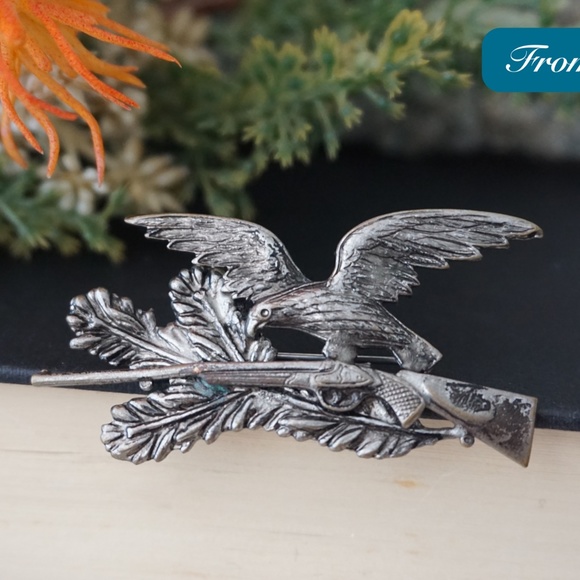 🦅 VINTAGE Silver Eagle with Shotgun Brooch / Scarf Pin 🧷 - Picture 1 of 4